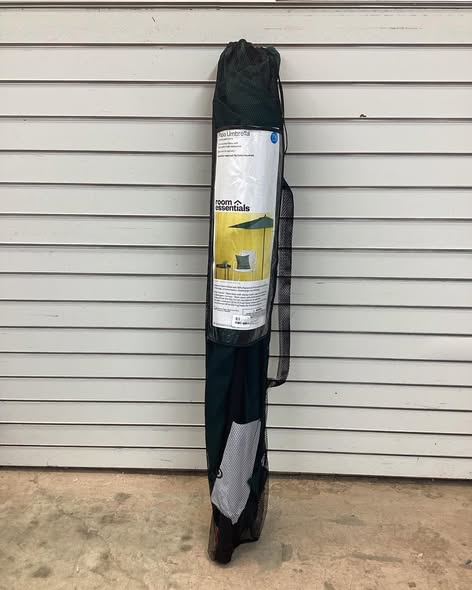 Room Essentials 7.5' Round Outdoor Patio Market Umbrella in Green