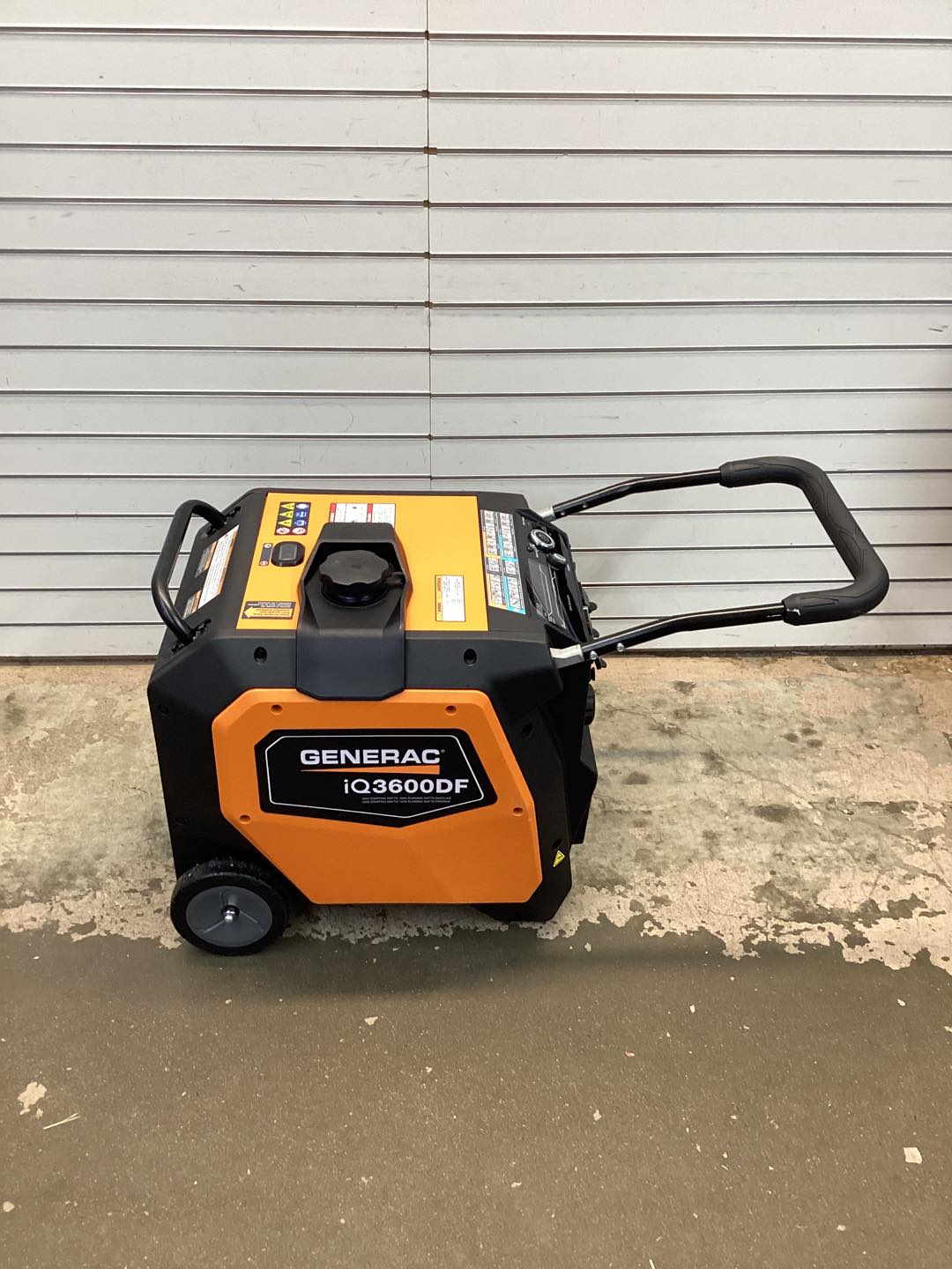 Generac 3600 / 3000-Watt Dual Fuel Electric Switch Gasoline / Propane Inverter Portable Generator with COSense-IQ3600 DF