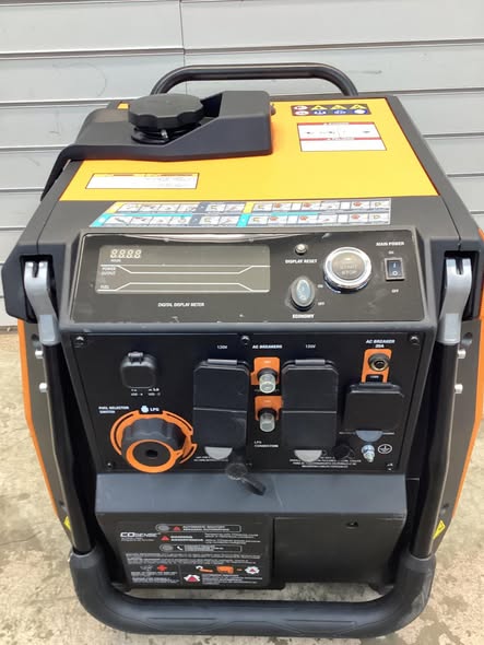 Generac 3600 / 3000-Watt Dual Fuel Electric Switch Gasoline / Propane Inverter Portable Generator with COSense-IQ3600 DF