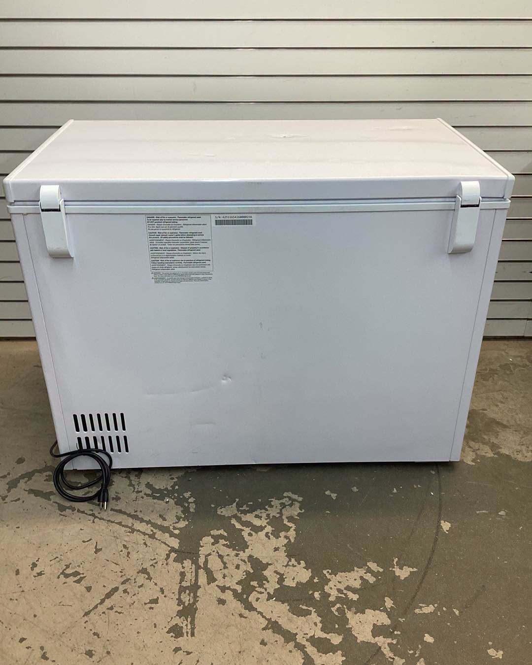 Frigidaire 43.94 in. 10 cu. ft. Manual Defrost Chest Freezer in White Garage Ready
