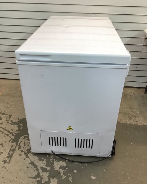 Frigidaire 43.94 in. 10 cu. ft. Manual Defrost Chest Freezer in White Garage Ready