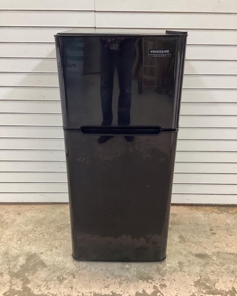 Frigidaire Gallery 4.5-cu ft Mini Fridge with Freezer