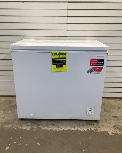Frigidaire 7.0 cu ft Chest Freezer, White