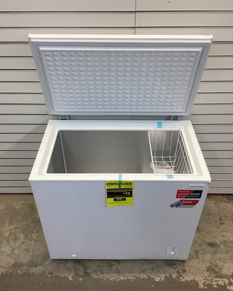 Frigidaire 7.0 cu ft Chest Freezer, White