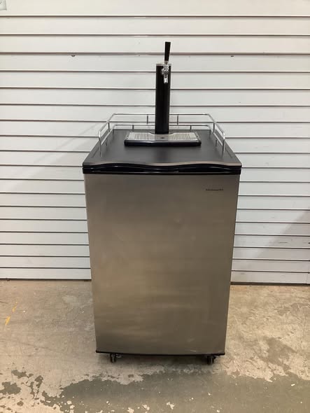 Frigidaire 6.1 cu. ft. Kegerator Beer Bar with Single Tap - Lightly Used