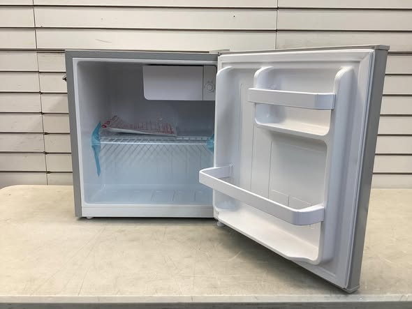 Frigidaire 1.6 cu. Ft. Retro Mini Refrigerator in Silver Moonbeam
