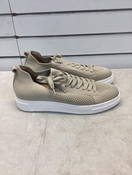 White Mountain Women's Lace-Up Sneaker Size 10
