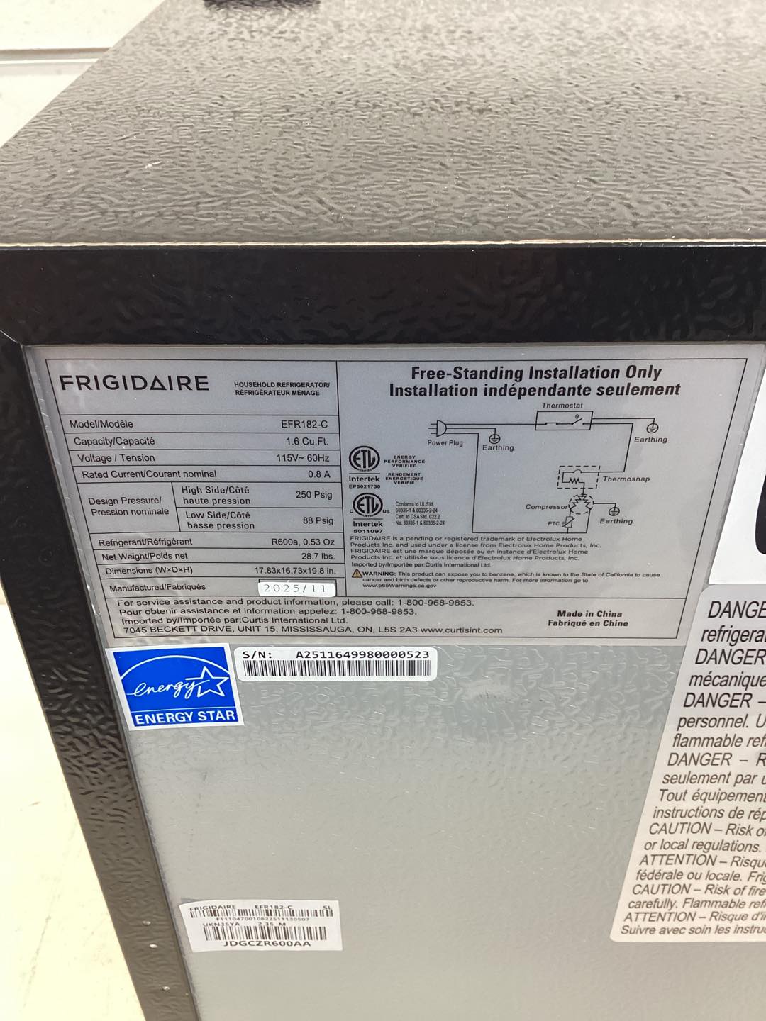 Frigidaire 1.6 cu. ft. Retro Mini Fridge in Platinum Design