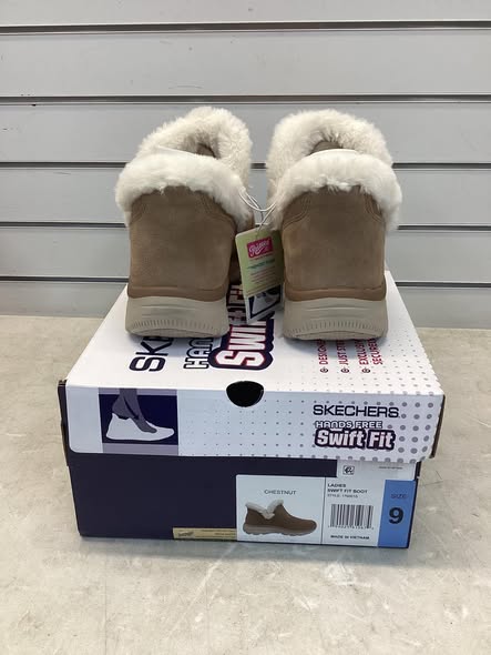 Skechers Women's Swift Fit Easy Going Boot - Size 9