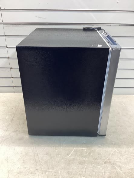 Frigidaire 1.6 cu. ft. Retro Mini Fridge in Platinum Design
