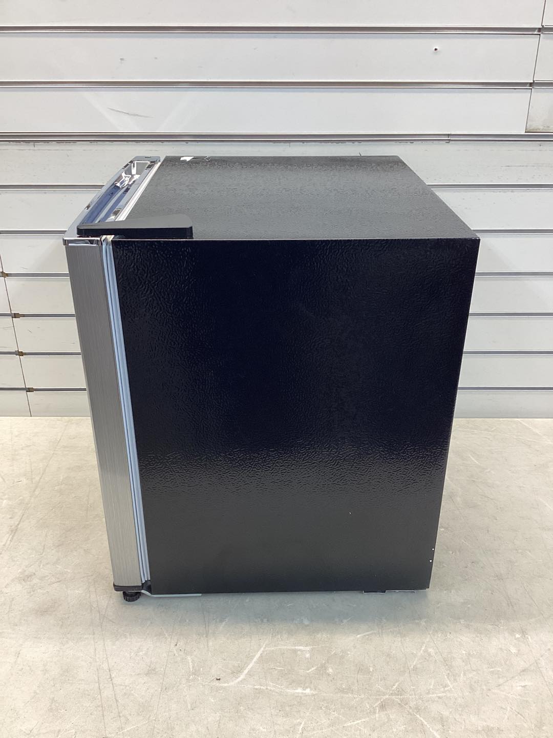 Frigidaire 1.6 cu. ft. Retro Mini Fridge in Platinum Design