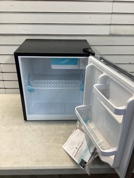 Frigidaire 1.6 cu. ft. Retro Mini Fridge in Platinum Design