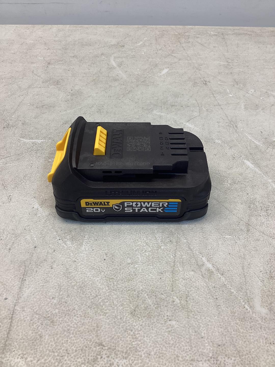 DEWALT 20-Volt Maximum Lithium-Ion 3/8 in. and 1/2 in. Cordless Ratchet Kit with 1.7 Ah Battery, Charger and Bag