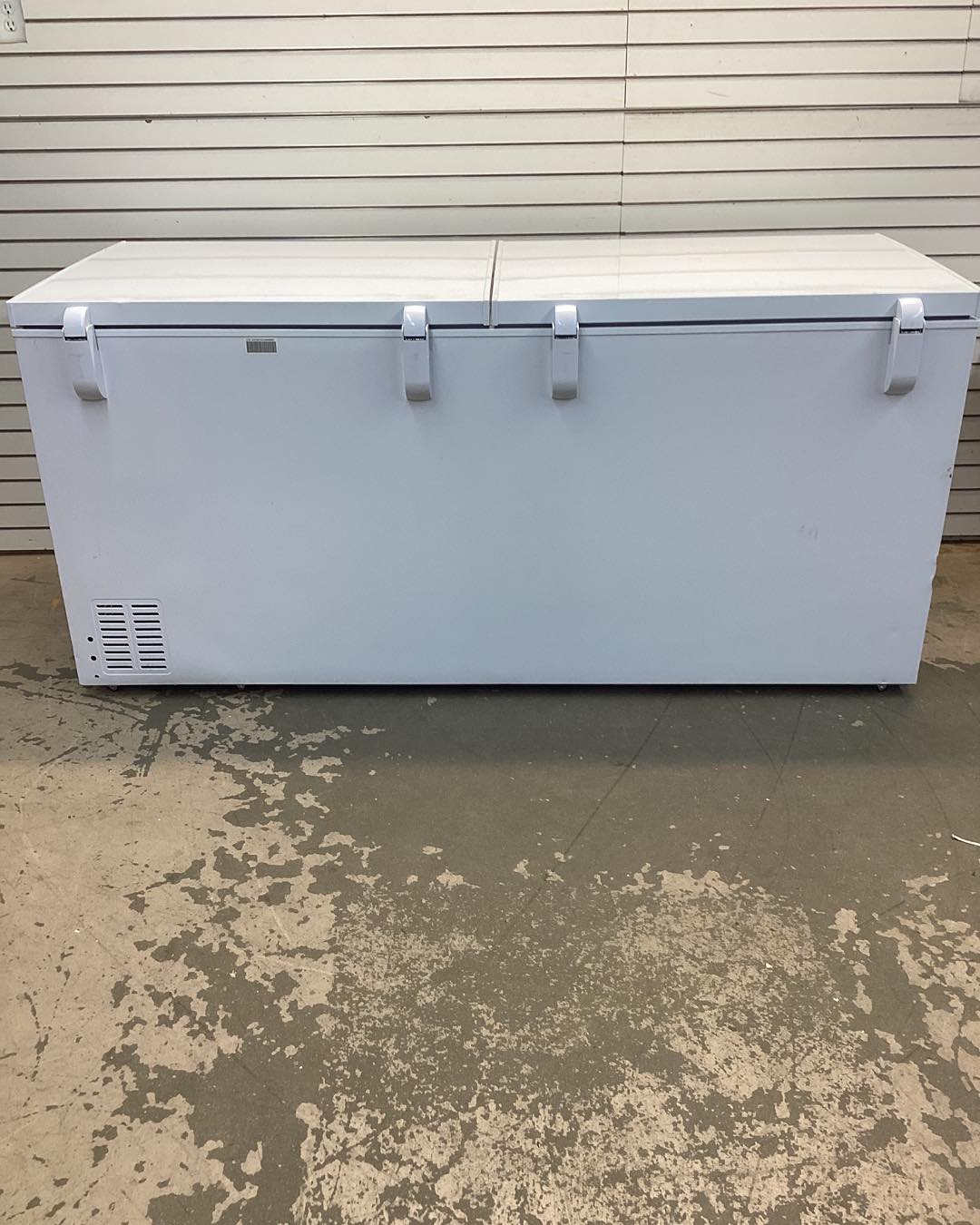 Hamilton Beach 82 in 30 cu. ft. Manual Defrost Dual Door Chest Freezer in White