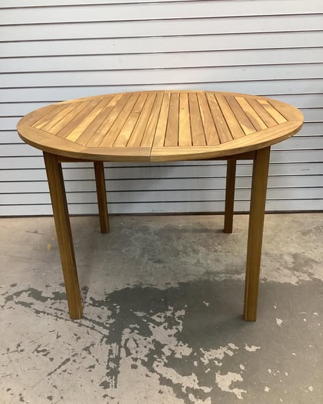 Costway 4-Person Large Round Outdoor Dining Table