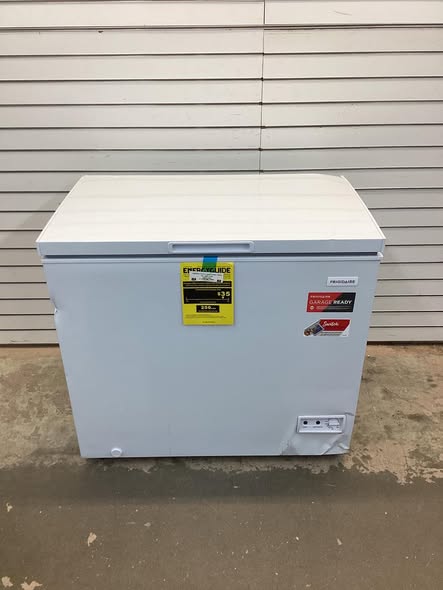 Frigidaire 7.0 cu ft Chest Freezer, White