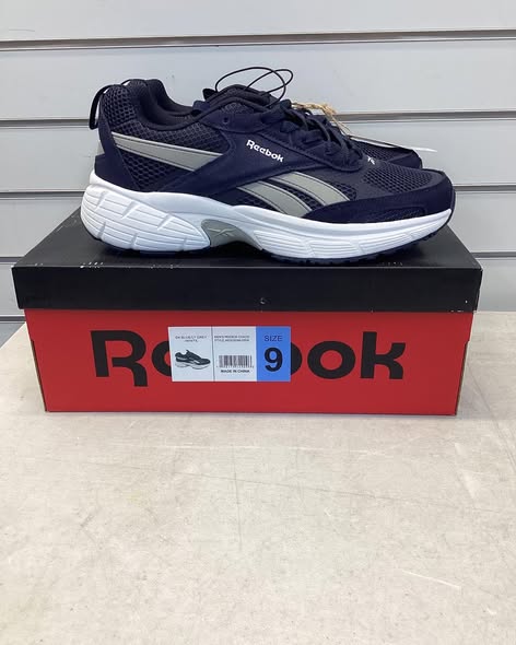 Reebok Men's Chaos Running Sneaker, dark blue, light grey, white. Size 9