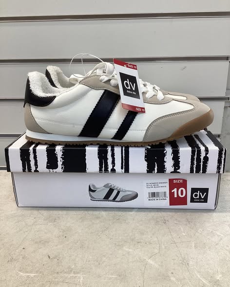 DV by Dolce Vita Women's Lace-Up Sneaker. Black/white size 10