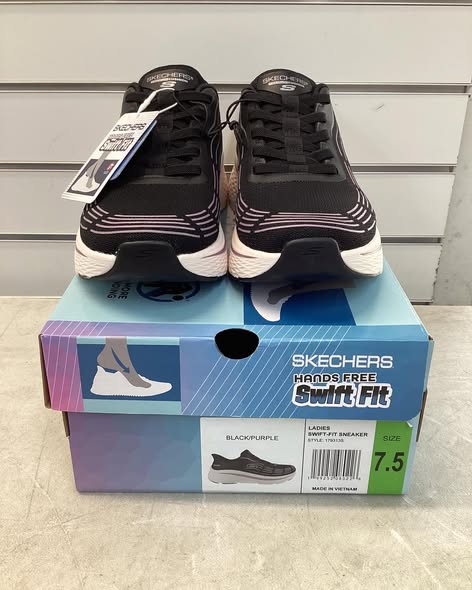 Skechers Women's Swift Fit Sneaker black/purple/white. size 7.5