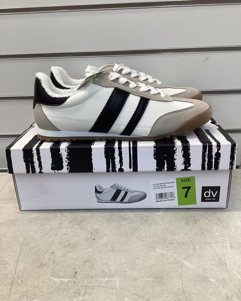 DV by Dolce Vita Women's Lace-Up Sneaker. Black/white size 7