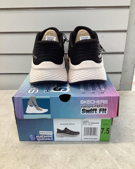 Skechers Women's Swift Fit Sneaker black/purple/white. size 7.5