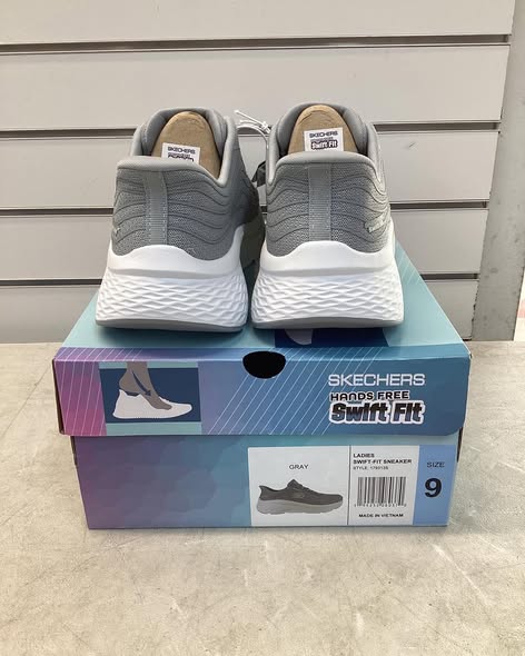 Skechers Women's Swift Fit Sneaker gray/light green/white. size 9