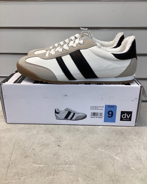 DV by Dolce Vita Women's Lace-Up Sneaker. Black/white size 9