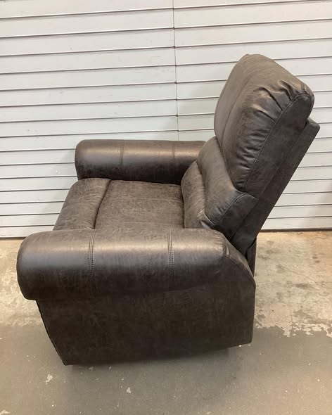 Chemika 40.9'' W Classic Super Soft Padding And Oversize Manual Recliner With Rivets.