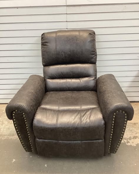 Chemika 40.9'' W Classic Super Soft Padding And Oversize Manual Recliner With Rivets.