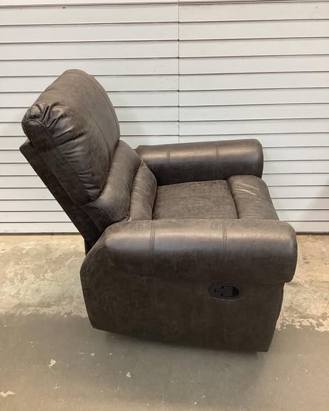 Chemika 40.9'' W Classic Super Soft Padding And Oversize Manual Recliner With Rivets.