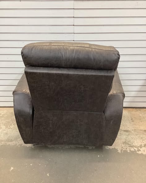 Chemika 40.9'' W Classic Super Soft Padding And Oversize Manual Recliner With Rivets.