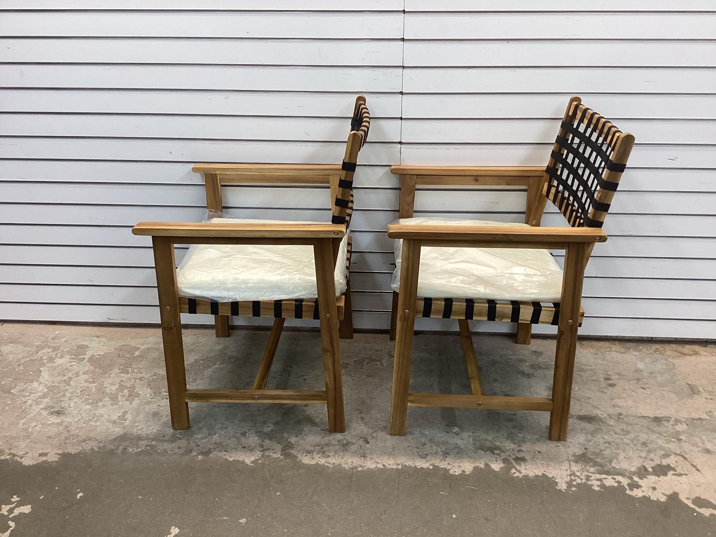 PatioJoy Outdoor Wooden Dining Chair Set of 2 with Armrests and Curved Back
