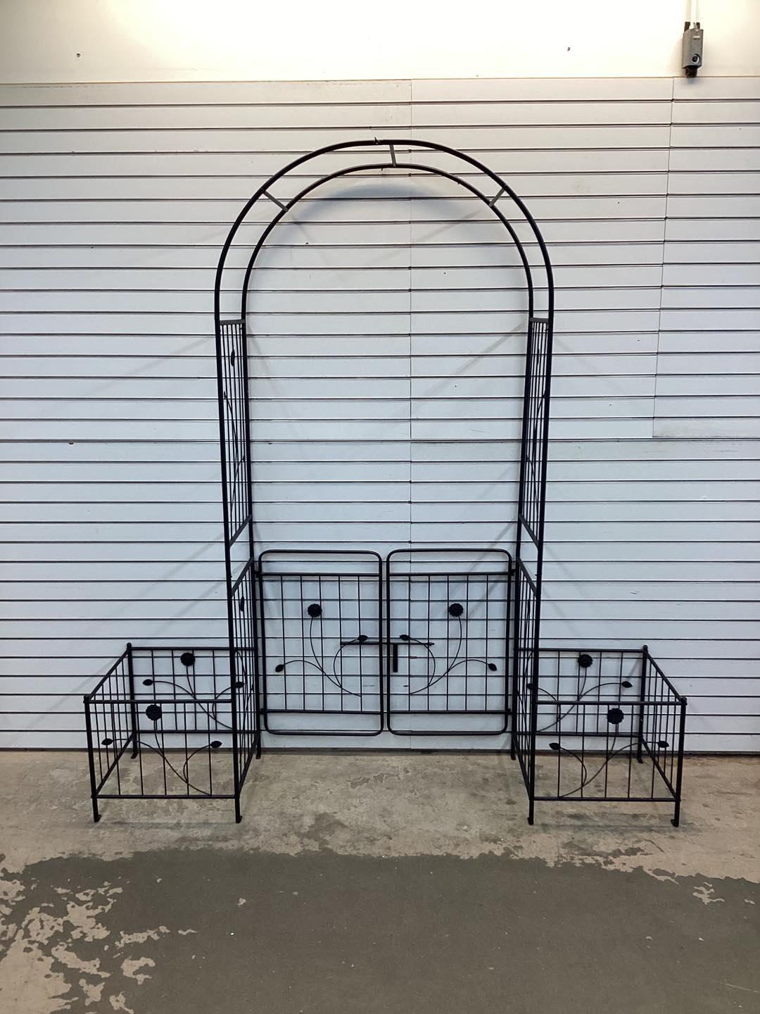 Costway - 87" Garden Arbor Arched Lockable Gate Top Arbor Trellis with Side Planters - Black