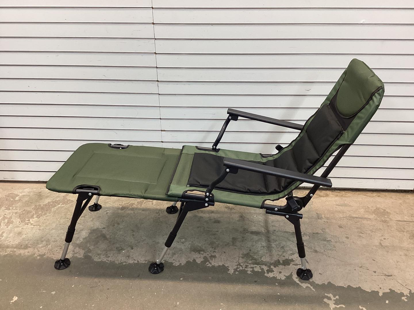 Gymax Oversized Foldable Fishing Chair for Adults Camping Chair w/ Detachable Footrest