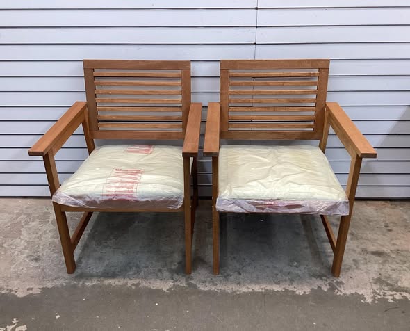 Kadehome Set of 2 Natural Solid Wood Outdoor Dining Chairs with Off White Cushions and Slatted Seat