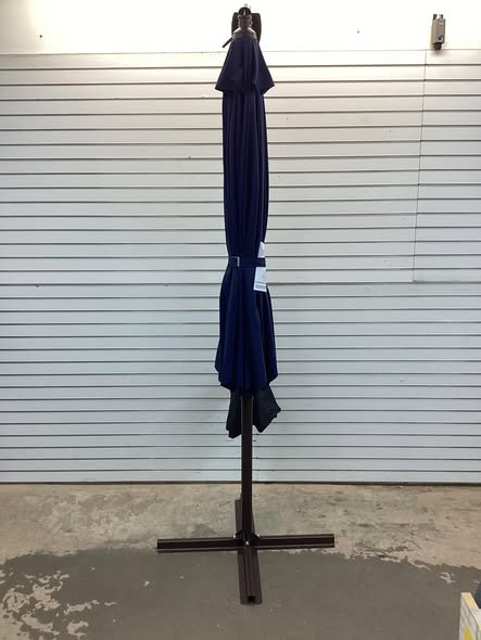 Costway 10 FT Solar Offset Hanging Umbrella Patio Cantilever Umbrella with 32 LED Lights Navy