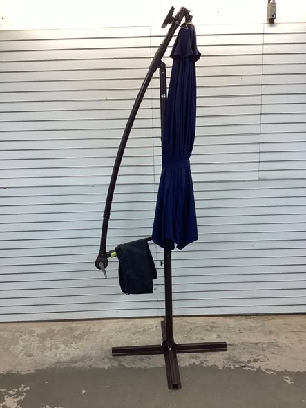 Costway 10 FT Solar Offset Hanging Umbrella Patio Cantilever Umbrella with 32 LED Lights Navy