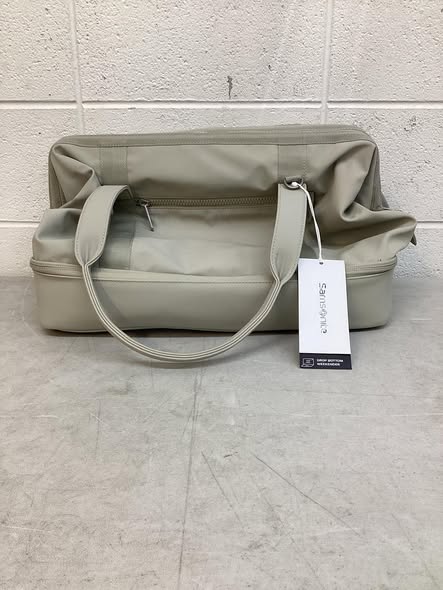 Samsonite Drop-Bottom Weekender Duffel in Limestone Grey