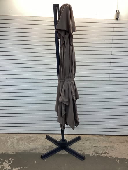 10 Feet Offset Umbrella with 8 Ribs Cantilever and Cross Base