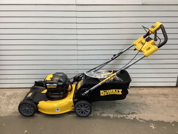 Dewalt 20V MAX 21.5 in. Battery Powered Walk Behind Self Propelled Lawn Mower with (2) 10Ah Batteries & Charger