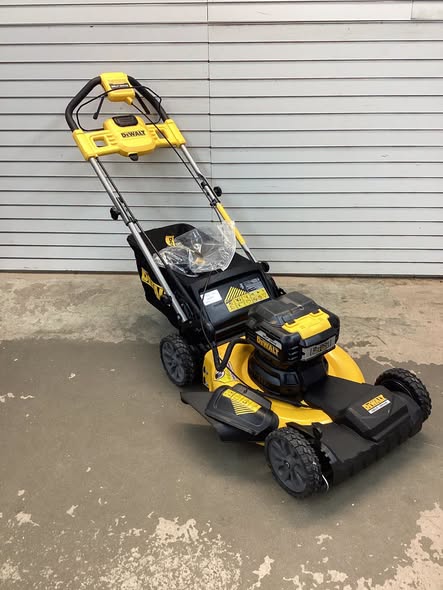Dewalt 20V MAX 21.5 in. Battery Powered Walk Behind Self Propelled Lawn Mower with (2) 10Ah Batteries & Charger
