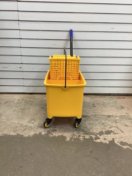 21 Quart Mop Bucket Side Press Wringer on Wheels With Panel