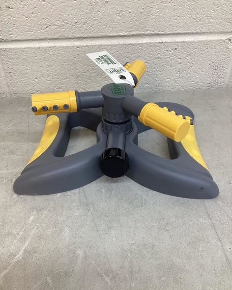 Plastic 3-Arm Spinning Sprinkler on Heavy-Duty Base