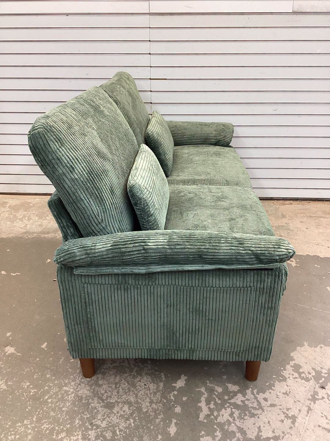 71-inch Corduroy 2-seater Sofa with solid wood frame, spring seat cushion and two throw pillows-Green
