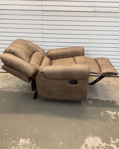 Chemika 40.9'' W Classic Super Soft Padding And Oversize Manual Recliner With Rivets.