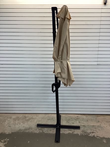 9 FT Cantilever Patio Umbrella with Vented Top and Sun-Protective Canopy