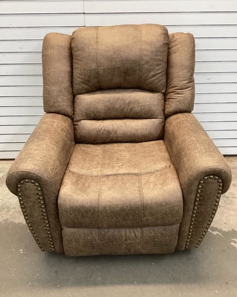 Chemika 40.9'' W Classic Super Soft Padding And Oversize Manual Recliner With Rivets.