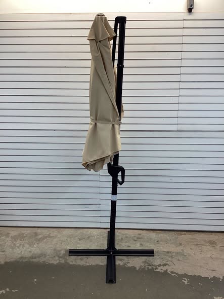9 FT Cantilever Patio Umbrella with Vented Top and Sun-Protective Canopy