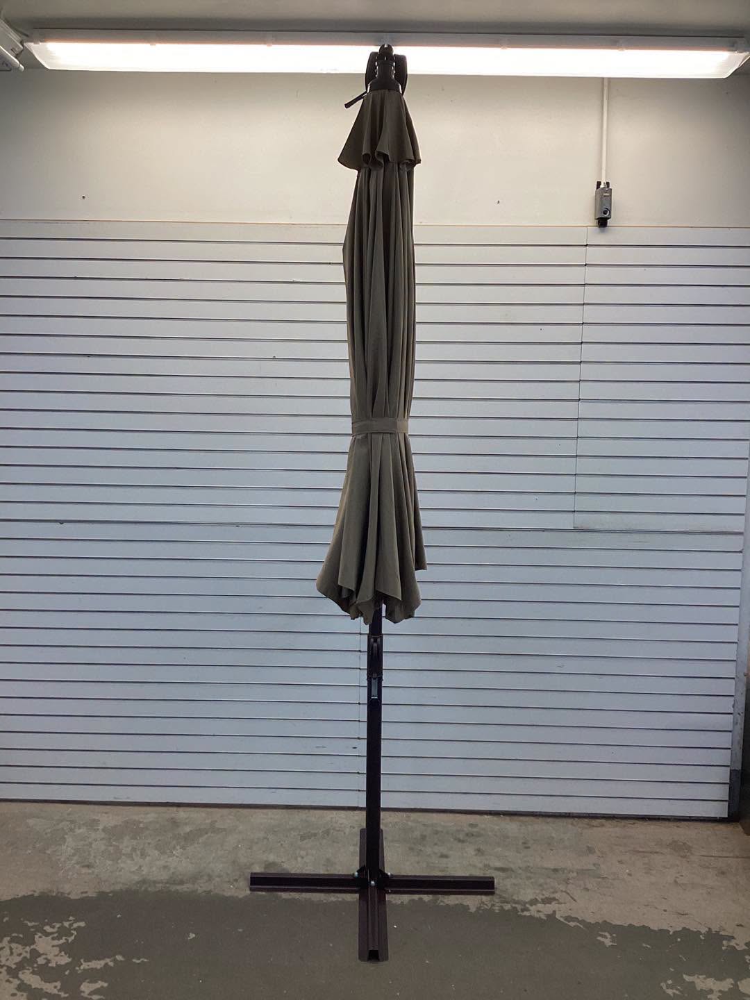 10 Feet Cantilever Umbrella with 32 LED Lights and Solar Panel Batteries