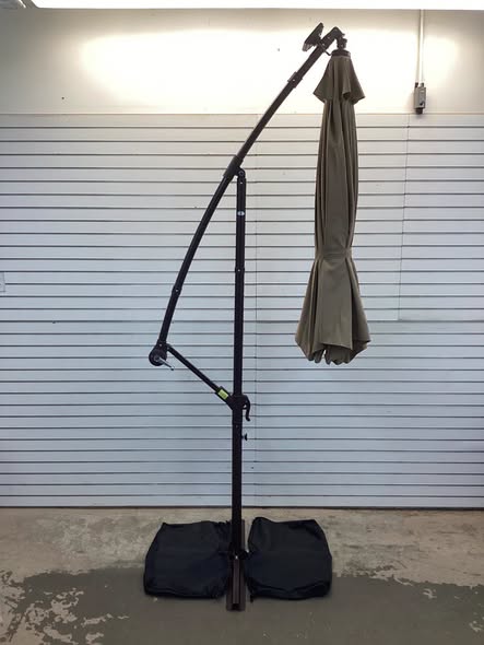 10 Feet Cantilever Umbrella with 32 LED Lights and Solar Panel Batteries